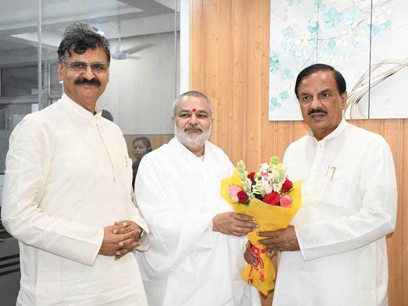 Brahmachari Girish Ji with Shri Ved Prakash Sharma, met former union minister, present Member of Parliament from Noida and Head of famous Kailash Hospital in Noida Respected Dr. Mahesh Sharma Ji.  Brahmachari ji presented flower bouquet and his new book 