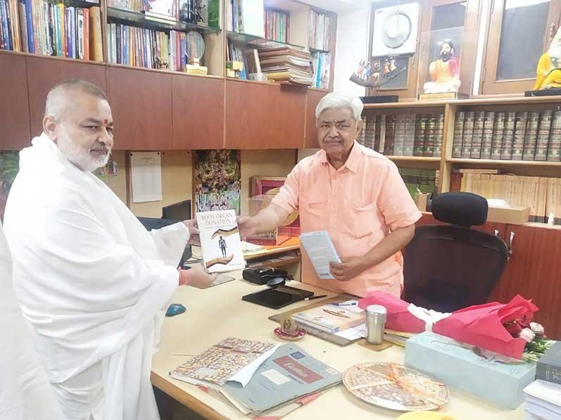 Brahmachari Girish Ji met Honourable Shri Alok Kumar Ji, President of Vishwa Hindu Parishad. Shri Alok Ji is also a very senior Lawyer in Hon'ble Supreme Court of Bharat. Plans for overall development of all citizens of Bharat were discussed.  Brahmachari ji presented his new book 