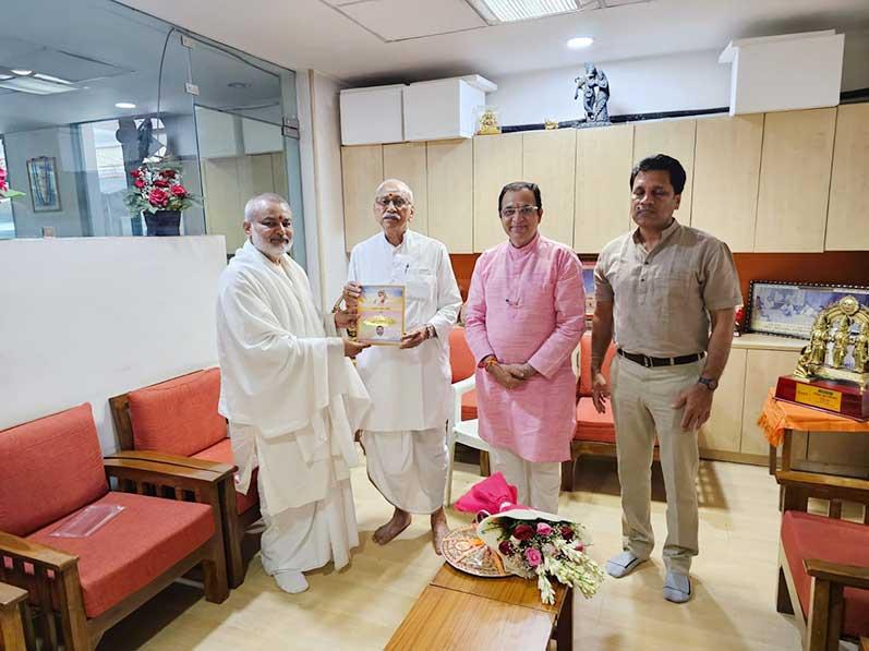 Brahmachari Girish Ji met Honourable Shri Dinesh Chandra Ji, Sanrakshak (Patron) of Vishwa Hindu Parishad. Honorable Dinesh ji is very simple, gentle, soft-spoken, knowledgeable about Indian Vedic wisdom and traditions and a serious thinker for the betterment of entire Hindu society. He kindly gave his valuable time to get information about Maharishi Ji's plans and programmes and extended his best wishes for the success of all the programmes. Brahmachari ji presented his new book 