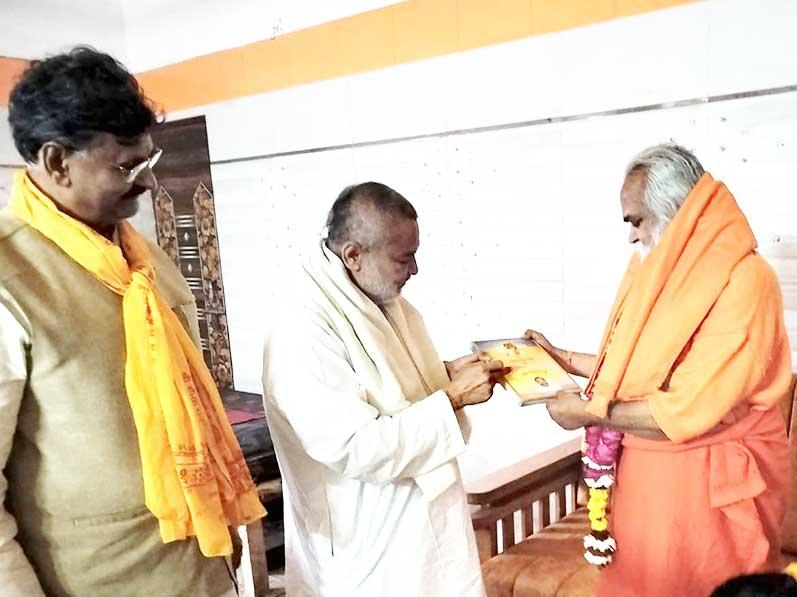 During Ayodhya Ji visit Brahmachari Girish Ji with Maharishi Organisation delegation visited Swami Dr. Ramvilas Vedanti Ji Maharaj, honoured him with garland, shawl, sweets and Shriphal. Swami ji has appreciated great contribution of His Holiness Maharishi Mahesh Yogi Ji bringing Vedic knowledge to the world. Swami Ji also gave his kind blessings and wished that all projects of Maharishi Ji complete soon in the interest of the world. Brahmachari Ji also presented his book Param Pujya Maharishi Mahesh Yogi Ji ki Daiviya Chhatrachhaya mein Brahmachari Girish.
