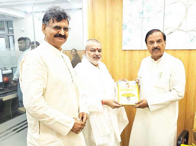 Brahmachari Girish Ji with Shri Ved Prakash Sharma, met former union minister, present Member of Parliament from Noida and Head of famous Kailash Hospital in Noida Respected Dr. Mahesh Sharma Ji. 