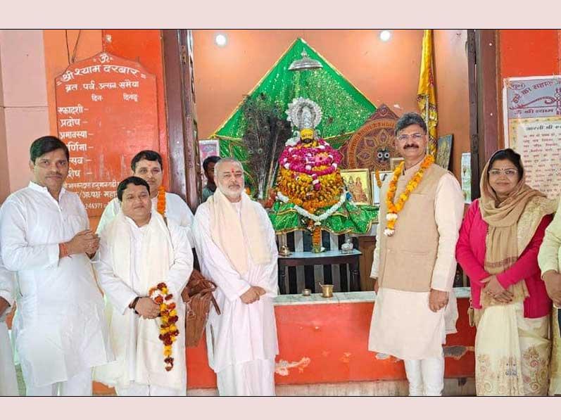 During Ayodhya Ji visit Brahmachari Girish Ji with Maharishi Organisation delegation visited Mahant Swami 1008 Shri Ramdas Ji Maharaj of Shri Hanuman Garhi Naka, honoured him with garland, shawl, sweets and Shriphal. Swami ji has given blessings for all success of Maharishi Organisation and given a chance to perform Aarti of Shri Hanuman Ji to Brahmachari Girish Ji and other members of deligaation. Brahmachari Ji also presented his book Param Pujya Maharishi Mahesh Yogi Ji ki Daiviya Chhatrachhaya mein Brahmachari Girish and Gyan 2024 to Swami Ji.