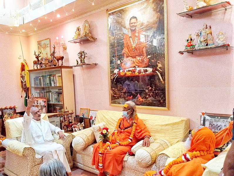 Jagatguru Shankaracharya Jyotishpeethadheeshwar Param Pujya Swami Vasudevanand Saraswati Ji Maharaj has very kindly arrived at Brahmaniwas of Gurudev Brahmanand Saraswati Ashram Bhopal and blessed Brahmachari Girish ji and all Ashram members. Shankaracharya Maharaj said in his address that he is very happy to see that Yoga, Yagya, Vedic teaching and spiritual practices are connoting in all Maharishi Ashrams. Maharaj Shri has visit Sarvateerth Sthal in Brahmsthan of Brahmaniwas and also did parikrama.