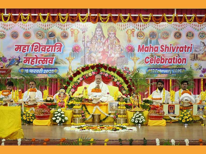 On the auspicious occasion of Mahashivratri, at the Gurudev Swami Brahmanand Saraswati Ashram, Bhopal, the Maharudrabhishek was performed by Ved Vidya Martand Brahmachari Girish Ji, Chairman of the Maharishi Educational Institutions Group, along with 121 accomplished Maharishi Vedic Pandits. 