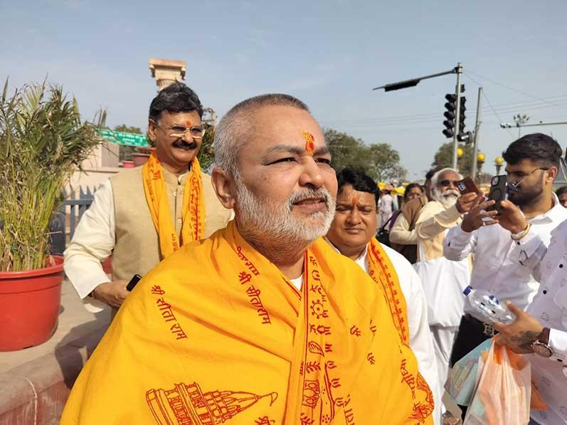 Brahmachari Girish Ji visited Ayodhya ji with Ramdev ji, Ved Prakash Sharma ji, Vandana Sharma ji, Basant Das ji and Ashutosh Rastogi ji and got darshan and blessings of Shri Raamlala ji. Main pujaries have given their blessings in the form of Raamnaami Angvastram and bhog prasadam. 
