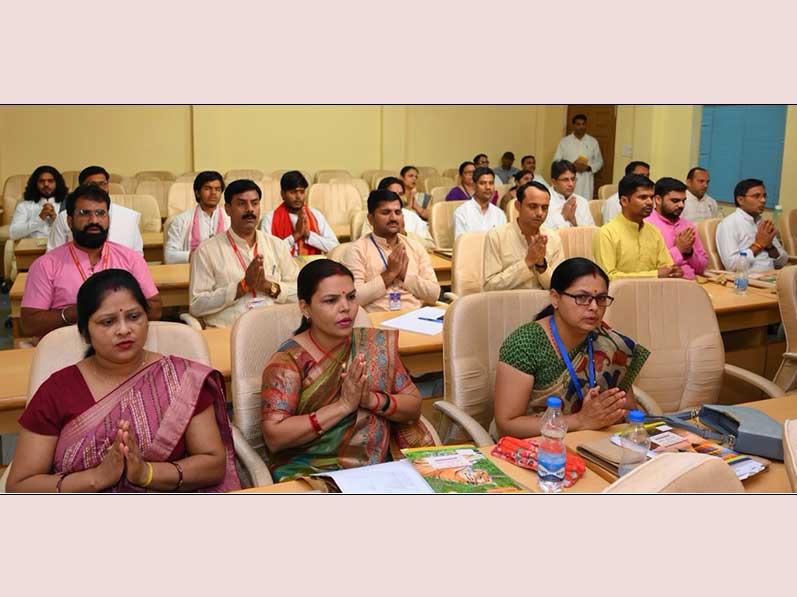 10 days Spoken Sanskrit Teacher Training Course for 31 teachers of Maharishi Vidya Mandir Schools Group was inaugurated today by Brahmachari Girish ji and Professor Bhuvnesh Sharma ji at MCEE campus Bhopal. 3 faculty members Dr. Satya Vani, Shri Mohan and Shri Bhandari came from Telangana to conduct this course.