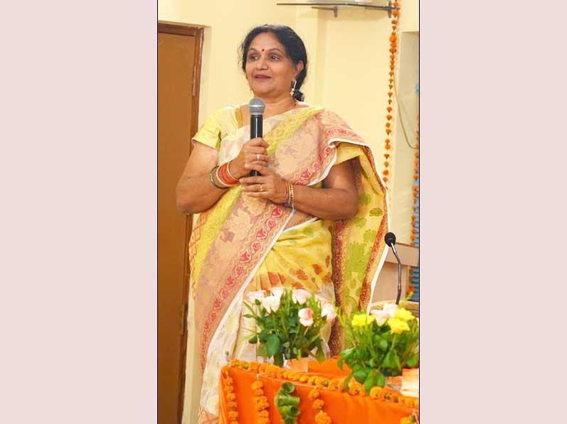 10 days Spoken Sanskrit Teacher Training Course for 31 teachers of Maharishi Vidya Mandir Schools Group was inaugurated today by Brahmachari Girish ji and Professor Bhuvnesh Sharma ji at MCEE campus Bhopal. 3 faculty members Dr. Satya Vani, Shri Mohan and Shri Bhandari came from Telangana to conduct this course.