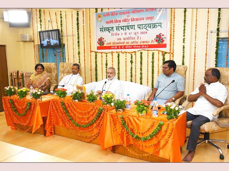 10 days Spoken Sanskrit Teacher Training Course for 31 teachers of Maharishi Vidya Mandir Schools Group was inaugurated today by Brahmachari Girish ji and Professor Bhuvnesh Sharma ji at MCEE campus Bhopal. 3 faculty members Dr. Satya Vani, Shri Mohan and Shri Bhandari came from Telangana to conduct this course.
