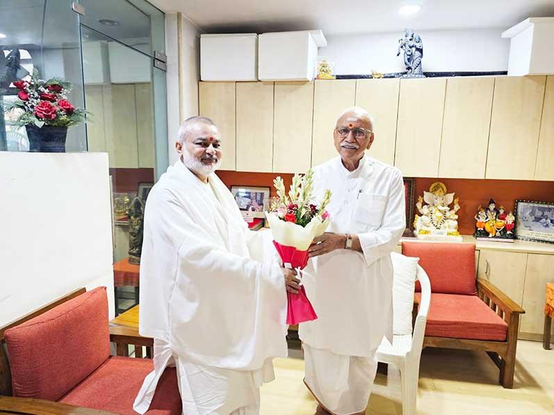 Brahmachari Girish Ji met Honourable Shri Dinesh Chandra Ji, Sanrakshak (Patron) of Vishwa Hindu Parishad. Honorable Dinesh ji is very simple, gentle, soft-spoken, knowledgeable about Indian Vedic wisdom and traditions and a serious thinker for the betterment of entire Hindu society. He kindly gave his valuable time to get information about Maharishi Ji's plans and programmes and extended his best wishes for the success of all the programmes. Brahmachari ji presented his new book 