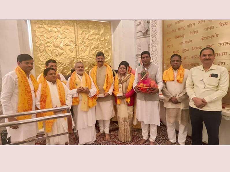 Brahmachari Girish Ji visited Ayodhya ji with Ramdev ji, Ved Prakash Sharma ji, Vandana Sharma ji, Basant Das ji and Ashutosh Rastogi ji and got darshan and blessings of Shri Raamlala ji. Main pujaries have given their blessings in the form of Raamnaami Angvastram and bhog prasadam. 