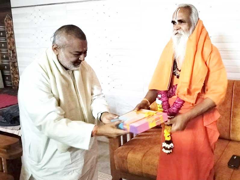 During Ayodhya Ji visit Brahmachari Girish Ji with Maharishi Organisation delegation visited Swami Dr. Ramvilas Vedanti Ji Maharaj, honoured him with garland, shawl, sweets and Shriphal. Swami ji has appreciated great contribution of His Holiness Maharishi Mahesh Yogi Ji bringing Vedic knowledge to the world. Swami Ji also gave his kind blessings and wished that all projects of Maharishi Ji complete soon in the interest of the world. Brahmachari Ji also presented his book Param Pujya Maharishi Mahesh Yogi Ji ki Daiviya Chhatrachhaya mein Brahmachari Girish.