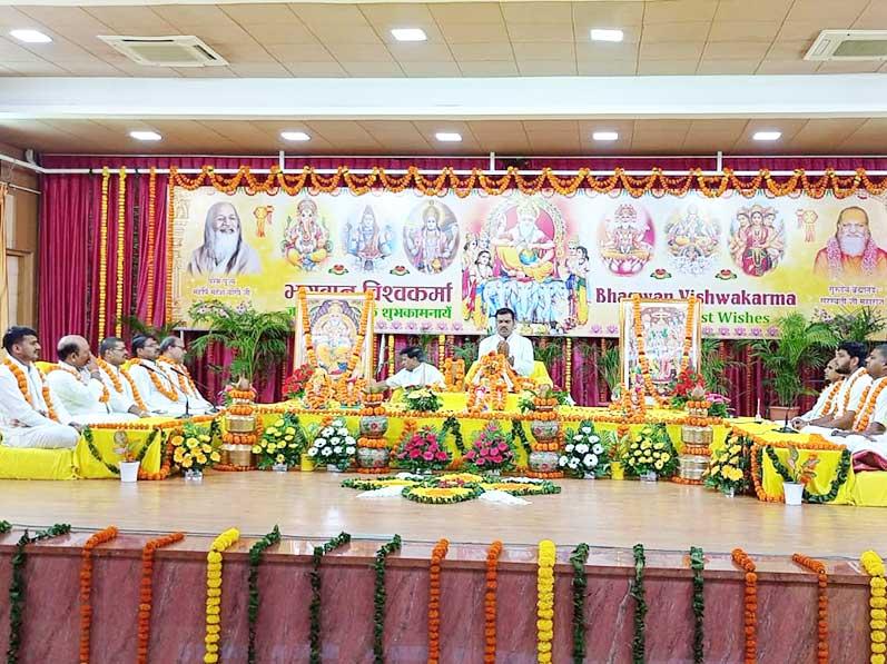 Under the guidance of Brahmachari Girish ji, pujan of Shri Vishwakarma ji has been performed with Vedic procedure by Vedic Pundits at Gurudev Brahmanand Saraswati Ashram, Bhopal.