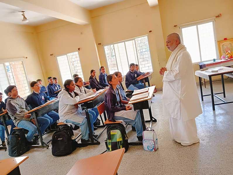 Brahmachari Girish ji visited several classes at Maharishi Centre of Excellence Bengaluru and interacted with teachers and students.