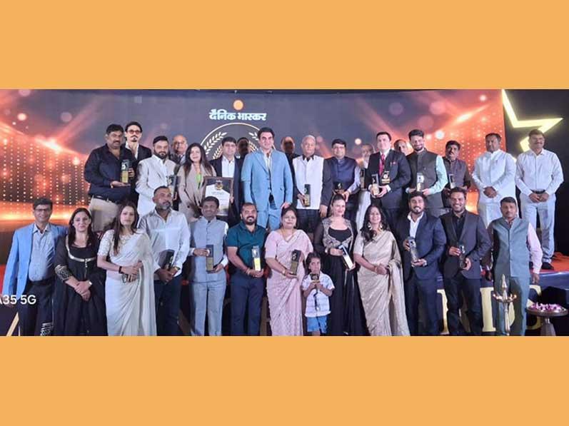 Dainik Bhaskar has identified and awarded some of the highly accomplished leaders from different fetternity I.e. business, construction, educationists, medical etc. Brahmachari Girish ji was also awarded for his unparelal accomplishments in the field of education and many other areas.