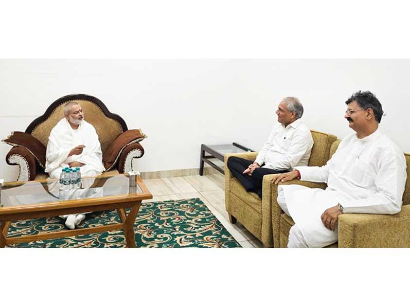 Brahmachari Girish met Honorable Shri Pramod Joshi, CEO of Aastha Adhyatmic TV Channel. Both of them had a deep discussion on the current need for spiritual development in the Indian collective consciousness. Brahmachari ji presented his new book 