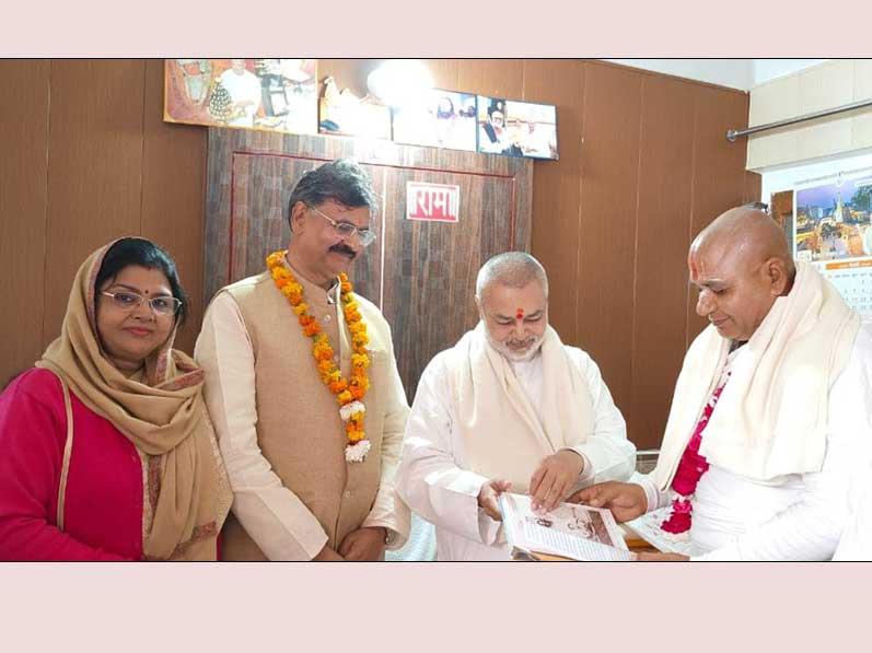 During Ayodhya Ji visit Brahmachari Girish Ji with Maharishi Organisation delegation visited Mahant Swami 1008 Shri Ramdas Ji Maharaj of Shri Hanuman Garhi Naka, honoured him with garland, shawl, sweets and Shriphal. Swami ji has given blessings for all success of Maharishi Organisation and given a chance to perform Aarti of Shri Hanuman Ji to Brahmachari Girish Ji and other members of deligaation. Brahmachari Ji also presented his book Param Pujya Maharishi Mahesh Yogi Ji ki Daiviya Chhatrachhaya mein Brahmachari Girish and Gyan 2024 to Swami Ji.