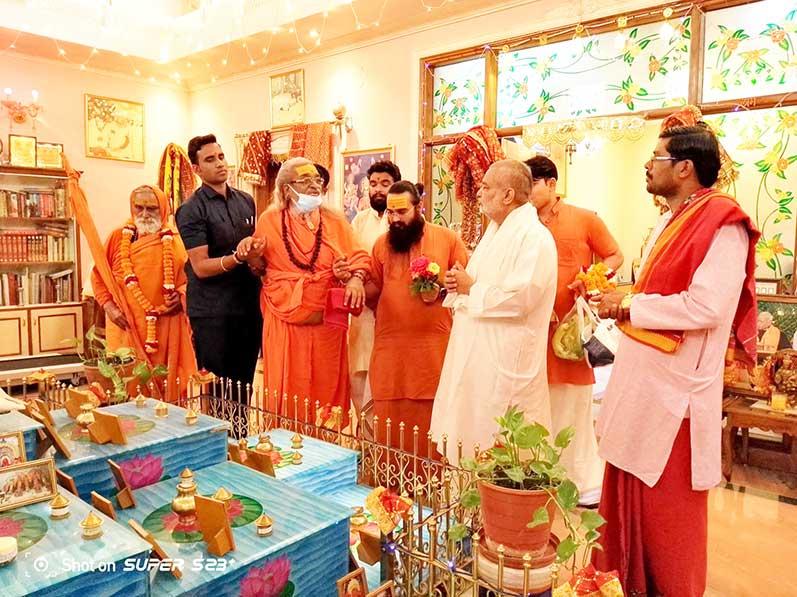 Jagatguru Shankaracharya Jyotishpeethadheeshwar Param Pujya Swami Vasudevanand Saraswati Ji Maharaj has very kindly arrived at Brahmaniwas of Gurudev Brahmanand Saraswati Ashram Bhopal and blessed Brahmachari Girish ji and all Ashram members. Shankaracharya Maharaj said in his address that he is very happy to see that Yoga, Yagya, Vedic teaching and spiritual practices are connoting in all Maharishi Ashrams. Maharaj Shri has visit Sarvateerth Sthal in Brahmsthan of Brahmaniwas and also did parikrama.