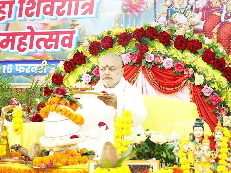On the auspicious occasion of Mahashivratri, at the Gurudev Swami Brahmanand Saraswati Ashram, Bhopal, the Maharudrabhishek was performed by Ved Vidya Martand Brahmachari Girish Ji, Chairman of the Maharishi Educational Institutions Group, along with 121 accomplished Maharishi Vedic Pandits. 