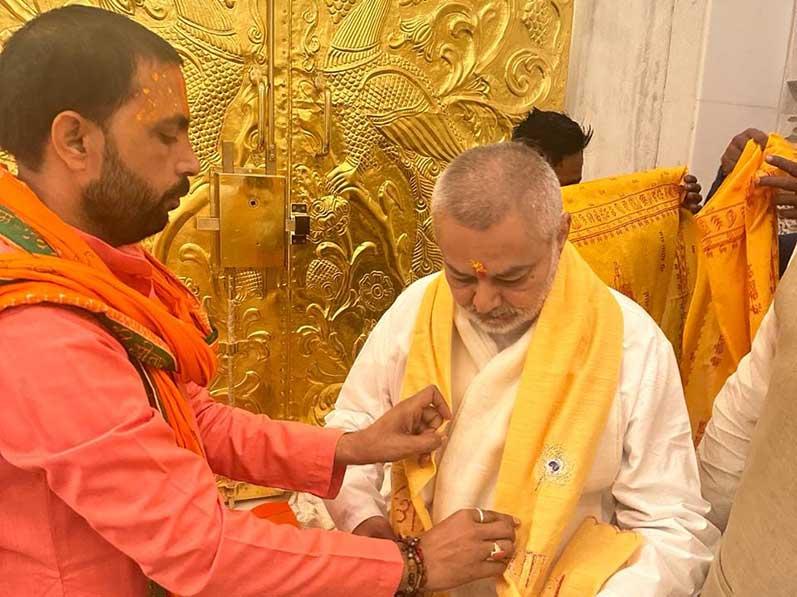 Brahmachari Girish Ji visited Ayodhya ji with Ramdev ji, Ved Prakash Sharma ji, Vandana Sharma ji, Basant Das ji and Ashutosh Rastogi ji and got darshan and blessings of Shri Raamlala ji. Main pujaries have given their blessings in the form of Raamnaami Angvastram and bhog prasadam. 