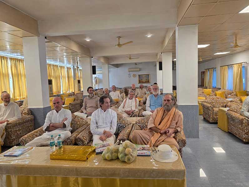 Brahmachari Girish Ji visited International Campus of Maharishi Mahesh Yogi Vedic University at Bijauri Brahmasthan of India and addressed a group of international course participants.