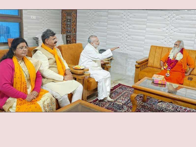 During Ayodhya Ji visit Brahmachari Girish Ji with Maharishi Organisation delegation visited Swami Dr. Ramvilas Vedanti Ji Maharaj, honoured him with garland, shawl, sweets and Shriphal. Swami ji has appreciated great contribution of His Holiness Maharishi Mahesh Yogi Ji bringing Vedic knowledge to the world. Swami Ji also gave his kind blessings and wished that all projects of Maharishi Ji complete soon in the interest of the world. Brahmachari Ji also presented his book Param Pujya Maharishi Mahesh Yogi Ji ki Daiviya Chhatrachhaya mein Brahmachari Girish.