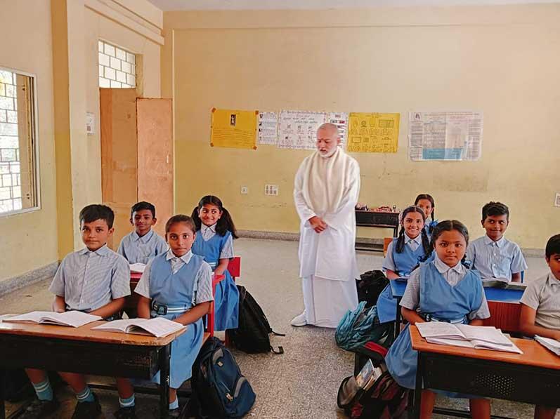 Brahmachari Girish ji visited several classes at Maharishi Centre of Excellence Bengaluru and interacted with teachers and students.