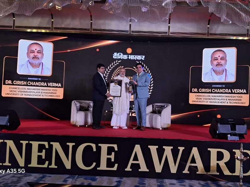 Dainik Bhaskar has identified and awarded some of the highly accomplished leaders from different fetternity I.e. business, construction, educationists, medical etc. Brahmachari Girish ji was also awarded for his unparelal accomplishments in the field of education and many other areas.