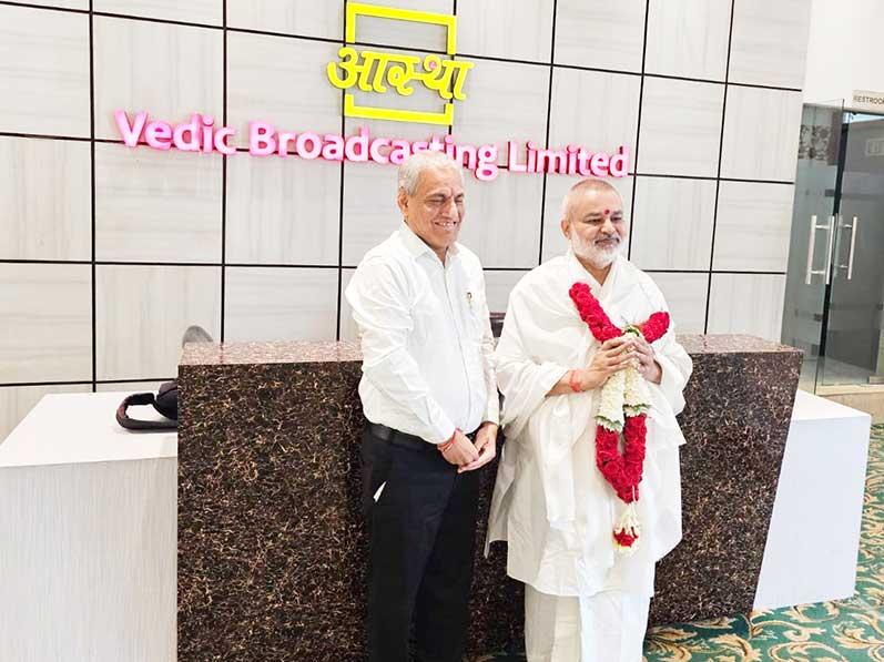 Brahmachari Girish met Honorable Shri Pramod Joshi, CEO of Aastha Adhyatmic TV Channel. Both of them had a deep discussion on the current need for spiritual development in the Indian collective consciousness. Brahmachari ji presented his new book 