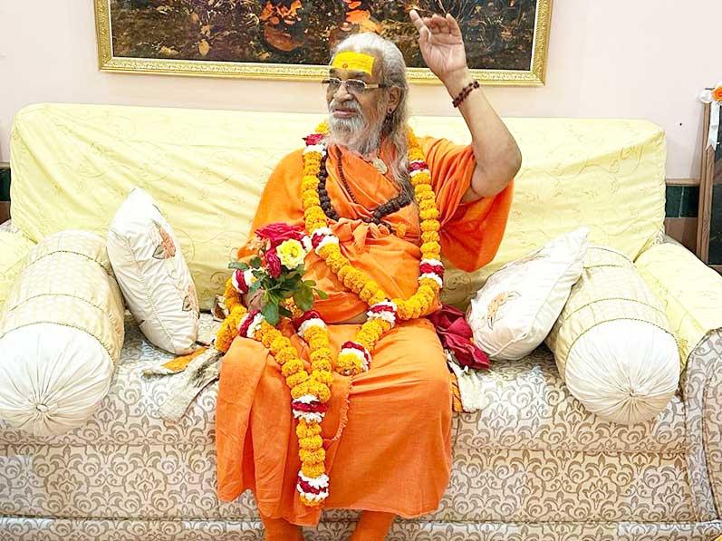 Jagatguru Shankaracharya Jyotishpeethadheeshwar Param Pujya Swami Vasudevanand Saraswati Ji Maharaj has very kindly arrived at Brahmaniwas of Gurudev Brahmanand Saraswati Ashram Bhopal and blessed Brahmachari Girish ji and all Ashram members. Shankaracharya Maharaj said in his address that he is very happy to see that Yoga, Yagya, Vedic teaching and spiritual practices are connoting in all Maharishi Ashrams. Maharaj Shri has visit Sarvateerth Sthal in Brahmsthan of Brahmaniwas and also did parikrama.