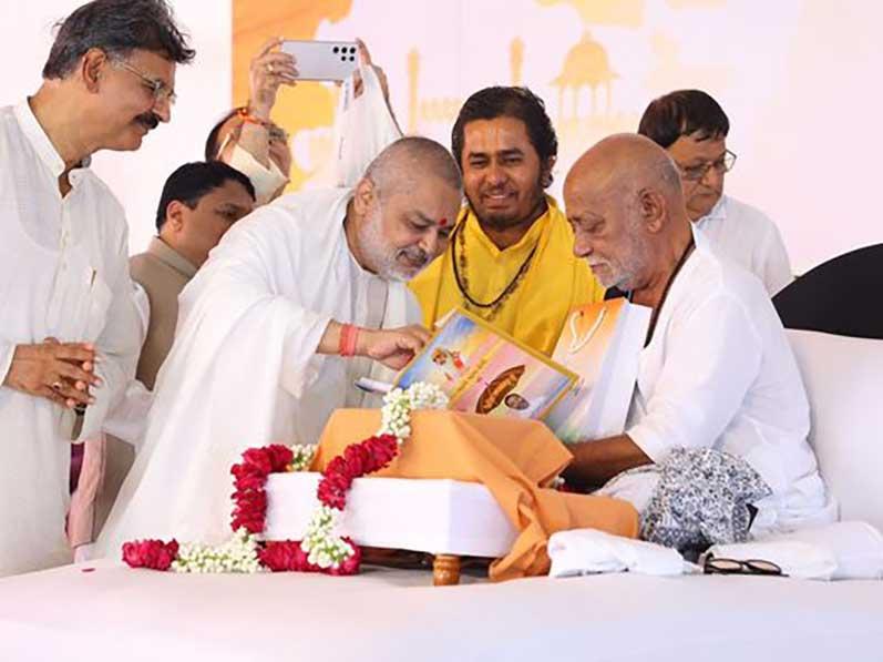 Brahmachari Girish Ji with Shri Ved Prakash Sharma, Shri Shrikant Agasty, Shri Ramdev Dubey got a chance to have darshan of Pujya Sant and world renounced Katha Vachak Shri Murari Bapu Ji and listening live Shriram Katha.  Brahmachari ji presented his new book 