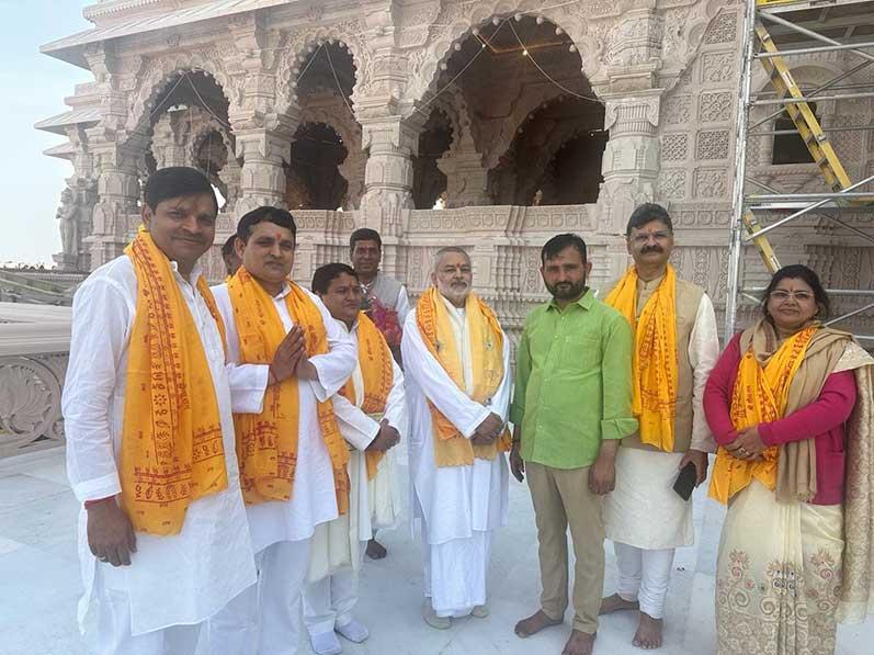 Brahmachari Girish Ji visited Ayodhya ji with Ramdev ji, Ved Prakash Sharma ji, Vandana Sharma ji, Basant Das ji and Ashutosh Rastogi ji and got darshan and blessings of Shri Raamlala ji. Main pujaries have given their blessings in the form of Raamnaami Angvastram and bhog prasadam. 