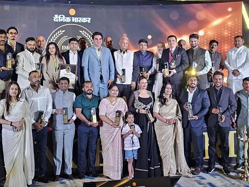 Dainik Bhaskar has identified and awarded some of the highly accomplished leaders from different fetternity I.e. business, construction, educationists, medical etc. Brahmachari Girish ji was also awarded for his unparelal accomplishments in the field of education and many other areas.