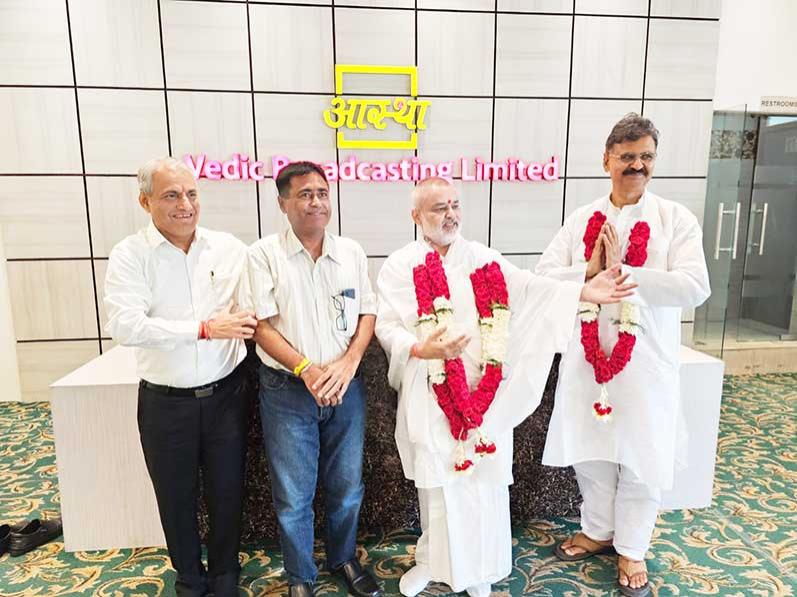 Brahmachari Girish met Honorable Shri Pramod Joshi, CEO of Aastha Adhyatmic TV Channel. Both of them had a deep discussion on the current need for spiritual development in the Indian collective consciousness. Brahmachari ji presented his new book 