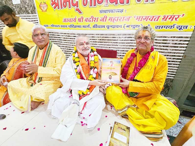 Brahmachari Girish Ji visited Ayodhya ji with Ramdev ji, Ved Prakash Sharma ji, Vandana Sharma ji, Basant Das ji and Ashutosh Rastogi ji and got darshan and blessings of Shri Raamlala ji. Main pujaries have given their blessings in the form of Raamnaami Angvastram and bhog prasadam. 