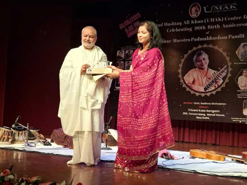 Brahmachari Girish ji attended 90th birth anniversary celebration of his Sitar Guru, world renowned  Sitar Maestro  Padmabhushan Pundit Debu Chaudhury ji. Students of UMAK centre founded by Debu ji have performed followed by Sitar recital by grandson of Debu ji, 10th generation musician of Senia Gharana master Adhiraj Chaudhury and Tabla solo by Pundit Anup Ghosh, A grade artist of Doordarshan. On this occasion Brahmachari ji has remembered teachings, kindness and blessings of Debu Dada and expressed his gratitude to Debu Dada.