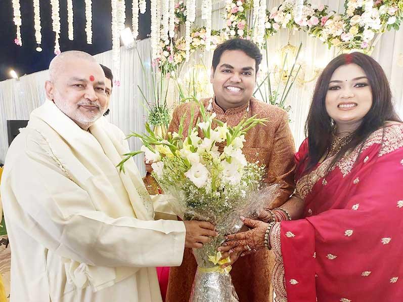 Ved Vidya Martand Brahmachari Girish ji has attended marriage reception of dear Alok and Shruti Shrivastava and given his blessings and best wishes.