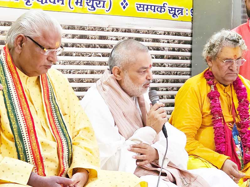 Brahmachari Girish Ji visited Ayodhya ji with Ramdev ji, Ved Prakash Sharma ji, Vandana Sharma ji, Basant Das ji and Ashutosh Rastogi ji and got darshan and blessings of Shri Raamlala ji. Main pujaries have given their blessings in the form of Raamnaami Angvastram and bhog prasadam. 