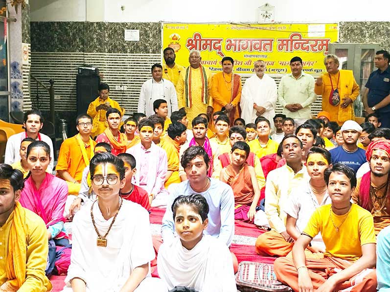 Brahmachari Girish Ji visited Ayodhya ji with Ramdev ji, Ved Prakash Sharma ji, Vandana Sharma ji, Basant Das ji and Ashutosh Rastogi ji and got darshan and blessings of Shri Raamlala ji. Main pujaries have given their blessings in the form of Raamnaami Angvastram and bhog prasadam. 