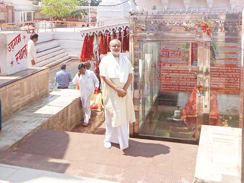 Ved Vidya Martand Brahmachari Girish Ji has visited Amarkantaka, from where fifth largest Holy River of India Narmada Ji has originated from a Shivlinga in Narmada Kund and worshiped Maa Narmada. Brahmachari Ji has informed that For last few years he had strong desire to visit Amarkantaka where Shri Gurudev Swami Brahmanand Saraswati Maharaj Ji has spent large part of his life in dense forest and get blessings of Maa Narmada and Shri Guru Dev.