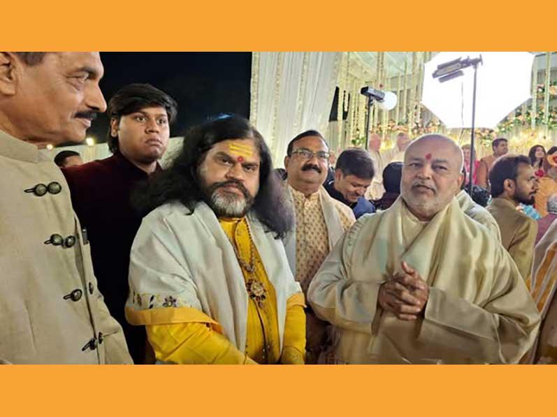 Ved Vidya Martand Brahmachari Girish ji has met Jagatguru Chitraguptapeethadheeshwar Swami Sadchitanand ji Maharaj. 