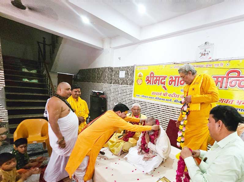 Brahmachari Girish Ji visited Ayodhya ji with Ramdev ji, Ved Prakash Sharma ji, Vandana Sharma ji, Basant Das ji and Ashutosh Rastogi ji and got darshan and blessings of Shri Raamlala ji. Main pujaries have given their blessings in the form of Raamnaami Angvastram and bhog prasadam. 