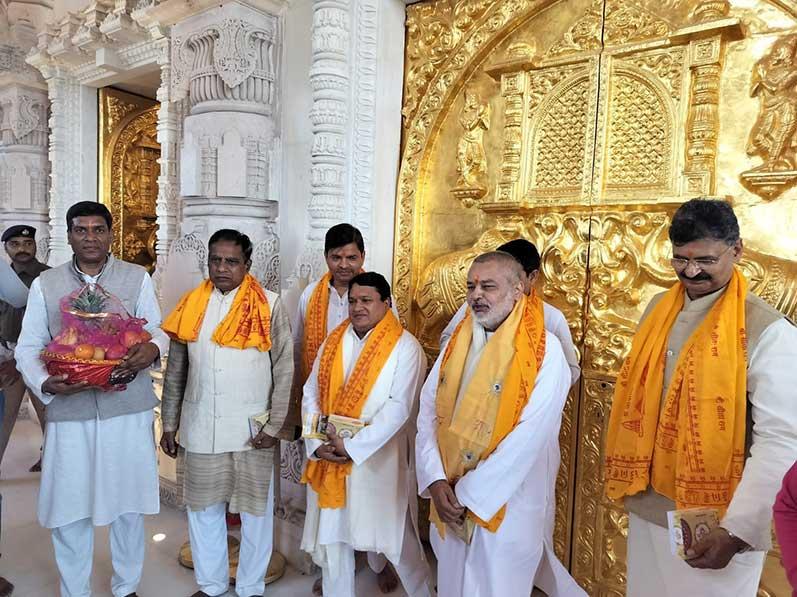 Brahmachari Girish Ji visited Ayodhya ji with Ramdev ji, Ved Prakash Sharma ji, Vandana Sharma ji, Basant Das ji and Ashutosh Rastogi ji and got darshan and blessings of Shri Raamlala ji. Main pujaries have given their blessings in the form of Raamnaami Angvastram and bhog prasadam. 