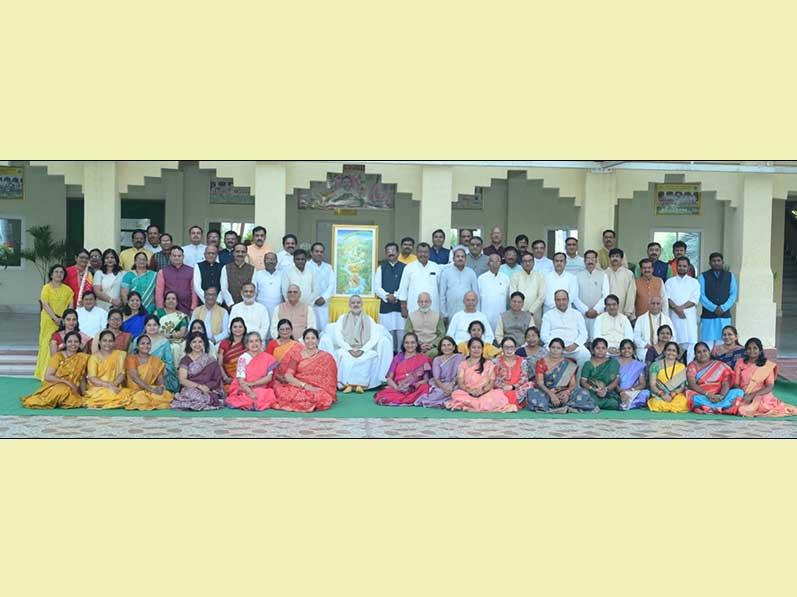 Annual Principals Conference of Maharishi Vidya Mandir School Groups 1st batch has taken place from 19th to 22nd of November at National Office, Bhopal. 75 principals have participated. Brahmachari Girish Ji, Chairman of MVM Schools Group has inaugurated the conference in presence all other respected members of National Board of Directors. Brahmachari Girish Ji has reminded that we are all very fortunate to be in Maharishi Organisation and to have the knowledge of Maharishi Vedic Science and its practical technologies to make life perfect. He has invited all to actively do everything possible to help the society to rise to the ideal society where only positivity will prevail and no negativity will ever enter. He further said that the world family is in need to become stress free and to live in peace, prosperity and happiness. We can create such world with the knowledge we have from Maharishi Ji and our Vedic Guru Parampara. All present principals and directors have assured Brahmachari Ji to work on this with fastest speed possible.