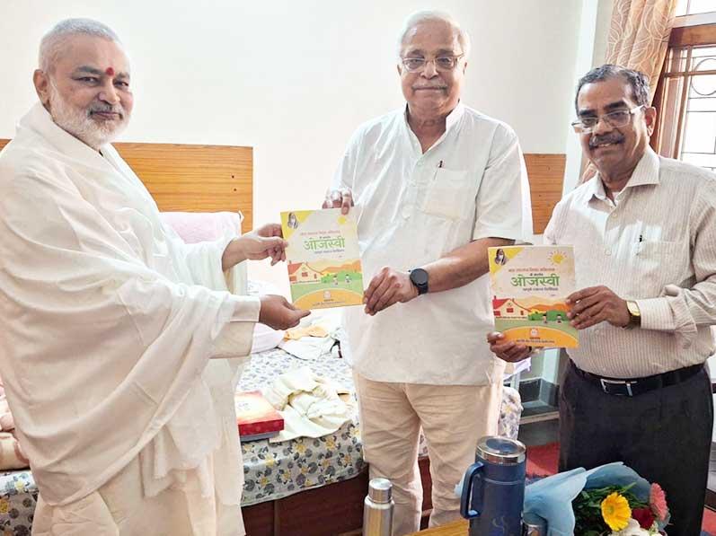 Brahmachari Girish Ji, Vaidya Shri Madhusudan Deshpandey Ji and Shri Ramdev Dubey Ji met with honourable Shri Suresh Joshi Ji Bhaiya Ji, Sir Karyavah of RSS and honoured him with shawl, flower bouquet and sweets.