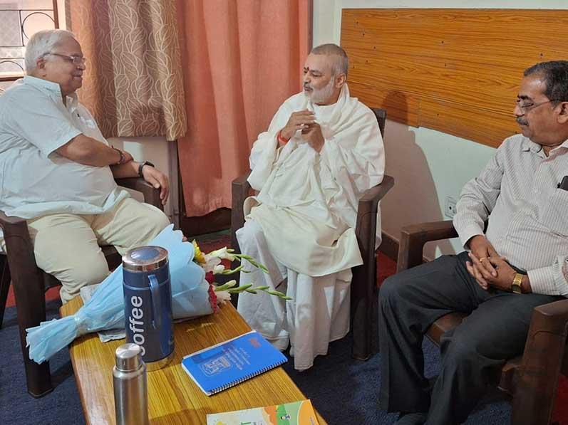 Brahmachari Girish Ji, Vaidya Shri Madhusudan Deshpandey Ji and Shri Ramdev Dubey Ji met with honourable Shri Suresh Joshi Ji Bhaiya Ji, Sir Karyavah of RSS and honoured him with shawl, flower bouquet and sweets.