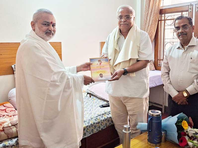 Brahmachari Girish Ji, Vaidya Shri Madhusudan Deshpandey Ji and Shri Ramdev Dubey Ji met with honourable Shri Suresh Joshi Ji Bhaiya Ji, Sir Karyavah of RSS and honoured him with shawl, flower bouquet and sweets.