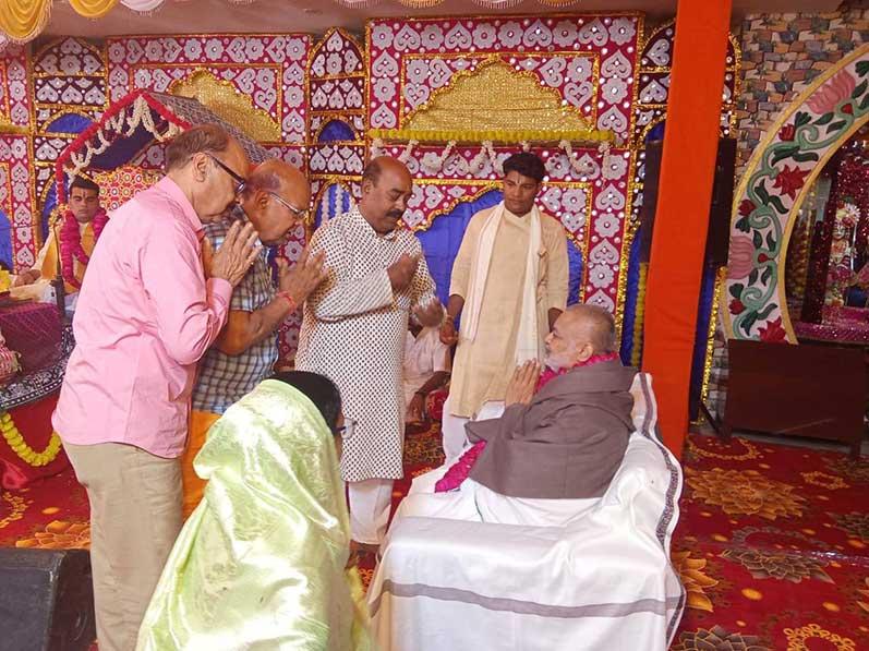 Brahmachari Girish Ji has visited Ashram of Acharya Krishnadas Shastri Ji Maharaj, a highly reputed Kathavachak from Vrindavan. Brahmachari Ji was welcomed by Acharya Ji and many other saints and special guests. Girish Ji also honoured Acharya Ji with garland, he also did puja in Shri Ram Darbar Mandir of the Ashram. 