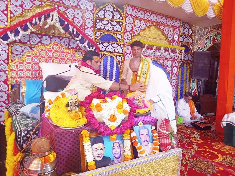 Brahmachari Girish Ji has visited Ashram of Acharya Krishnadas Shastri Ji Maharaj, a highly reputed Kathavachak from Vrindavan. Brahmachari Ji was welcomed by Acharya Ji and many other saints and special guests. Girish Ji also honoured Acharya Ji with garland, he also did puja in Shri Ram Darbar Mandir of the Ashram. 