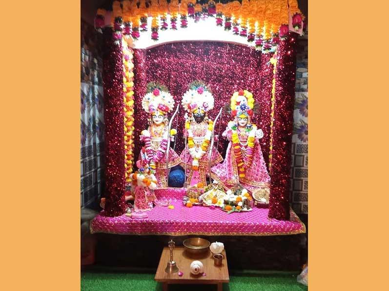 Brahmachari Girish Ji has visited Ashram of Acharya Krishnadas Shastri Ji Maharaj, a highly reputed Kathavachak from Vrindavan. Brahmachari Ji was welcomed by Acharya Ji and many other saints and special guests. Girish Ji also honoured Acharya Ji with garland, he also did puja in Shri Ram Darbar Mandir of the Ashram. 