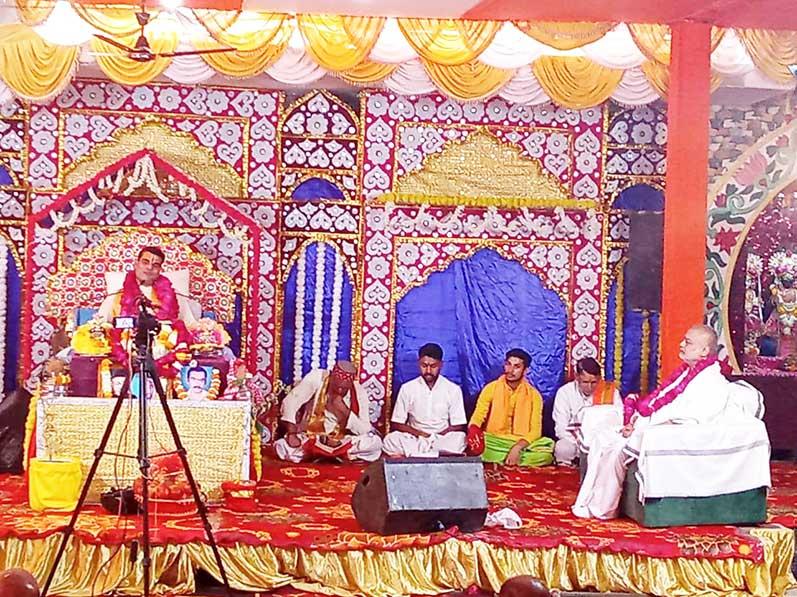 Brahmachari Girish Ji has visited Ashram of Acharya Krishnadas Shastri Ji Maharaj, a highly reputed Kathavachak from Vrindavan. Brahmachari Ji was welcomed by Acharya Ji and many other saints and special guests. Girish Ji also honoured Acharya Ji with garland, he also did puja in Shri Ram Darbar Mandir of the Ashram. 